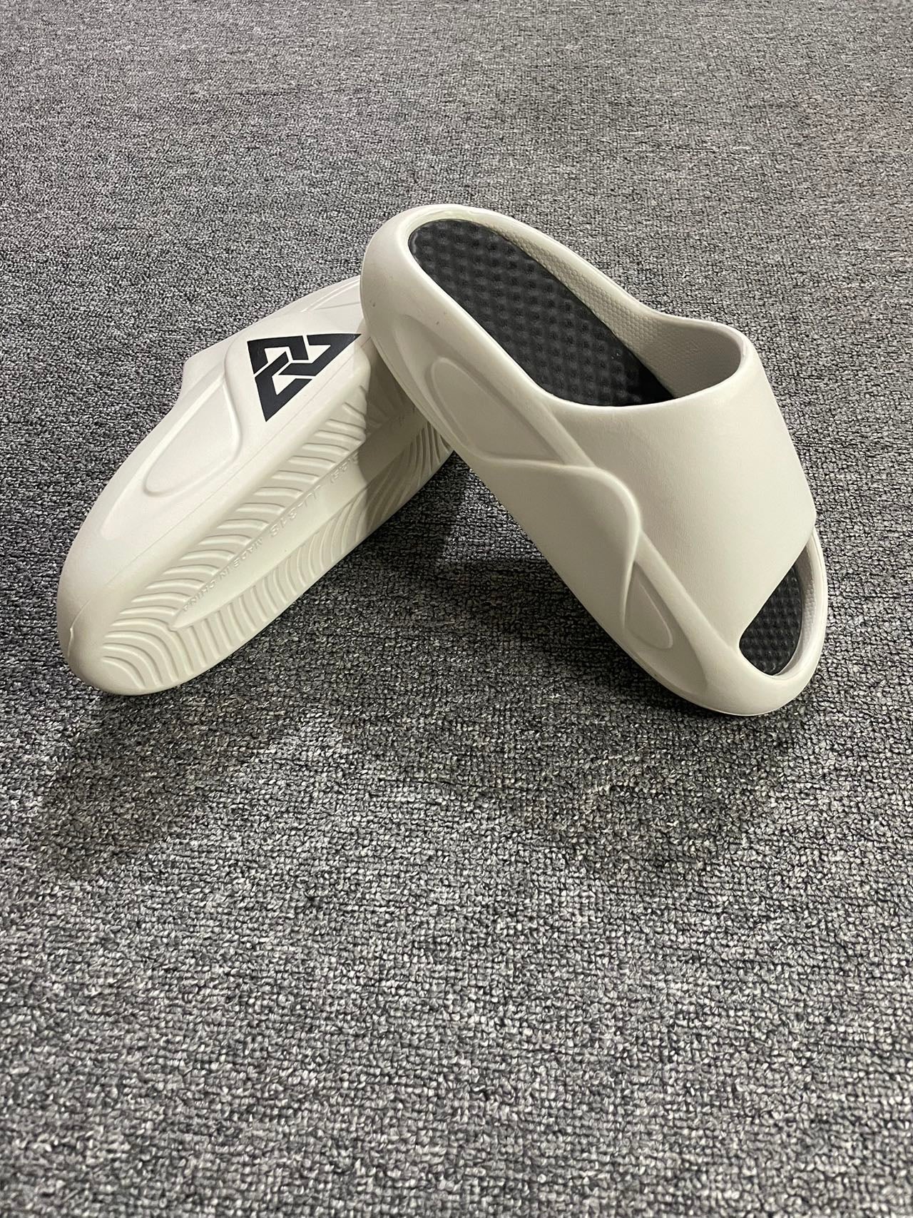 Ragen-slides-Dynamic White
