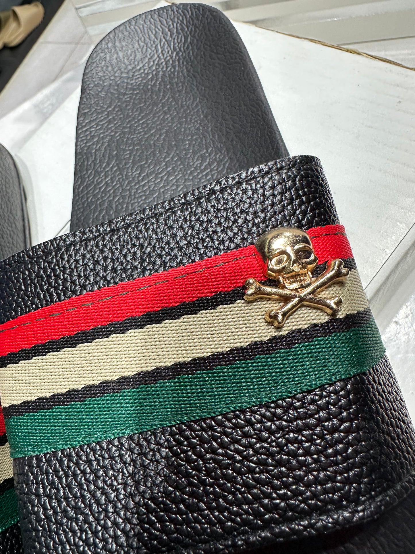 Skull slides - Black