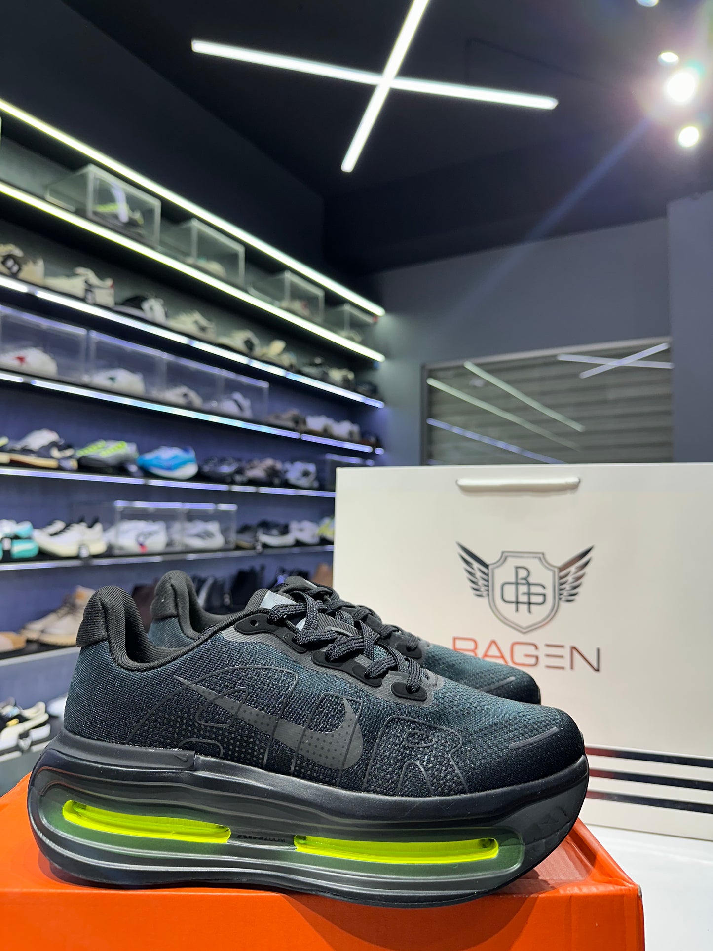 Vomero Premium Black Bolt