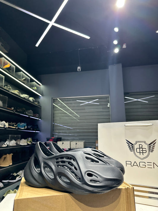 Yeezy Foam RNNR Onyx