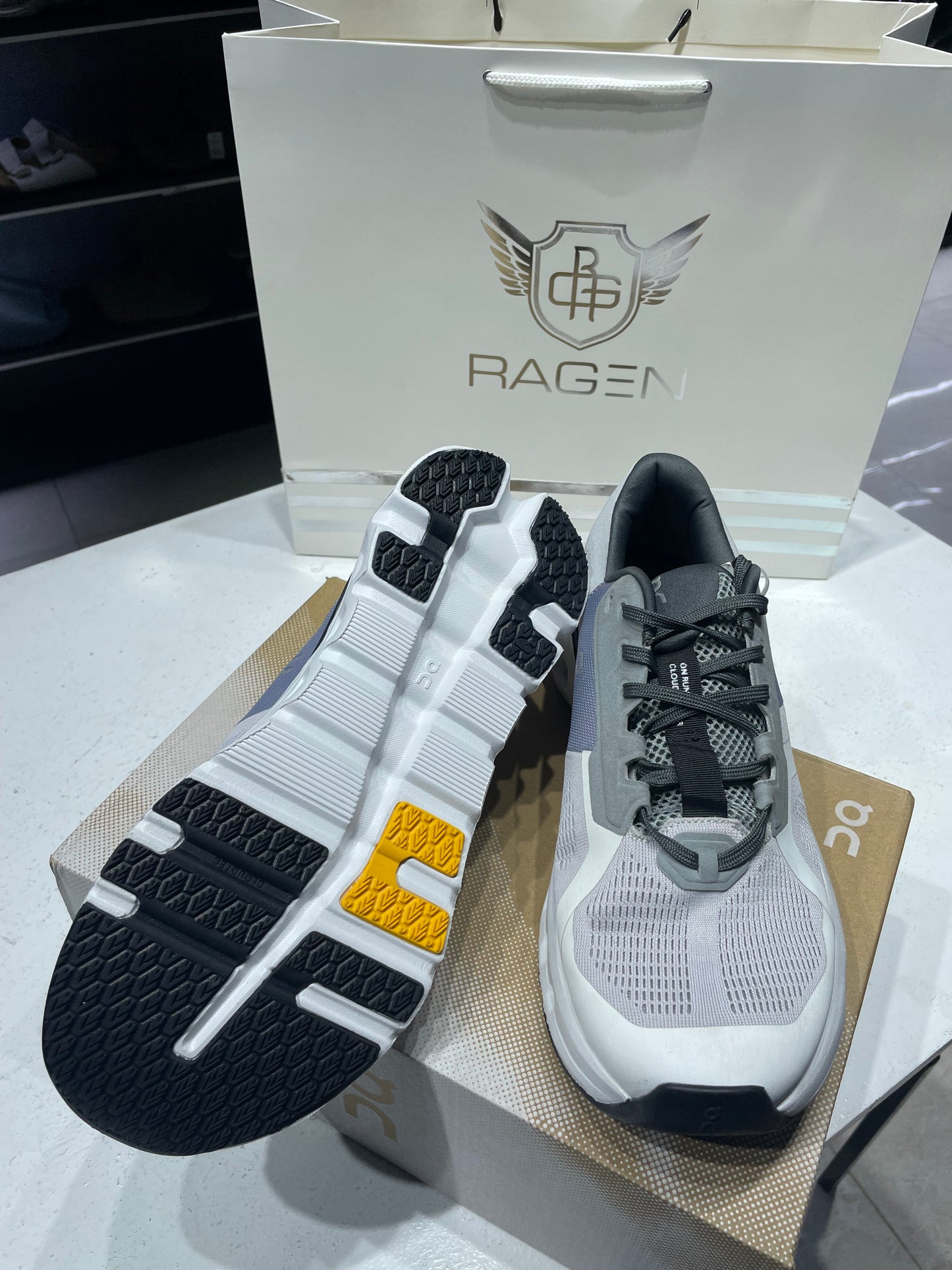 On Cloudrunner 2 Grey