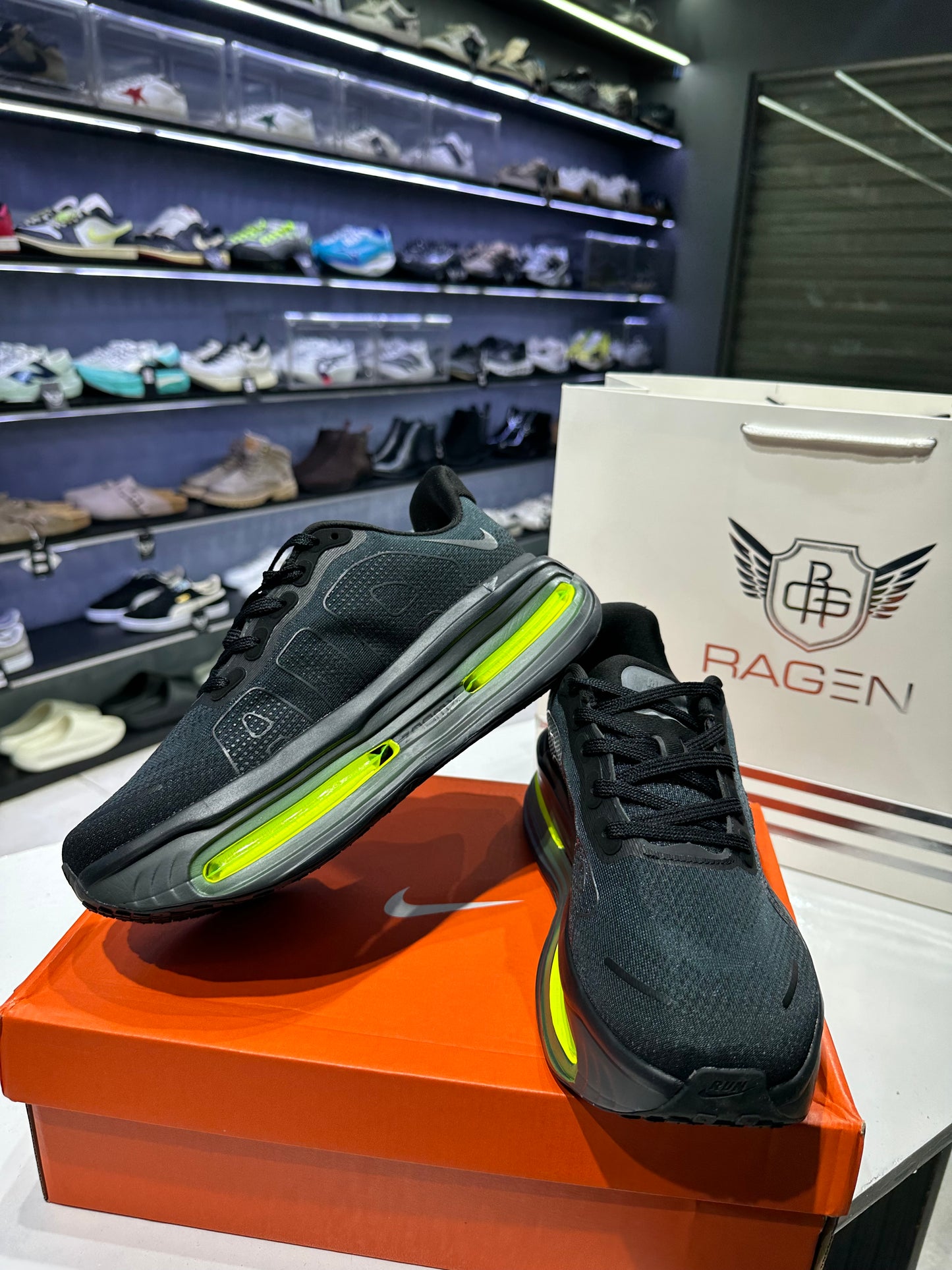 Vomero Premium Black Bolt