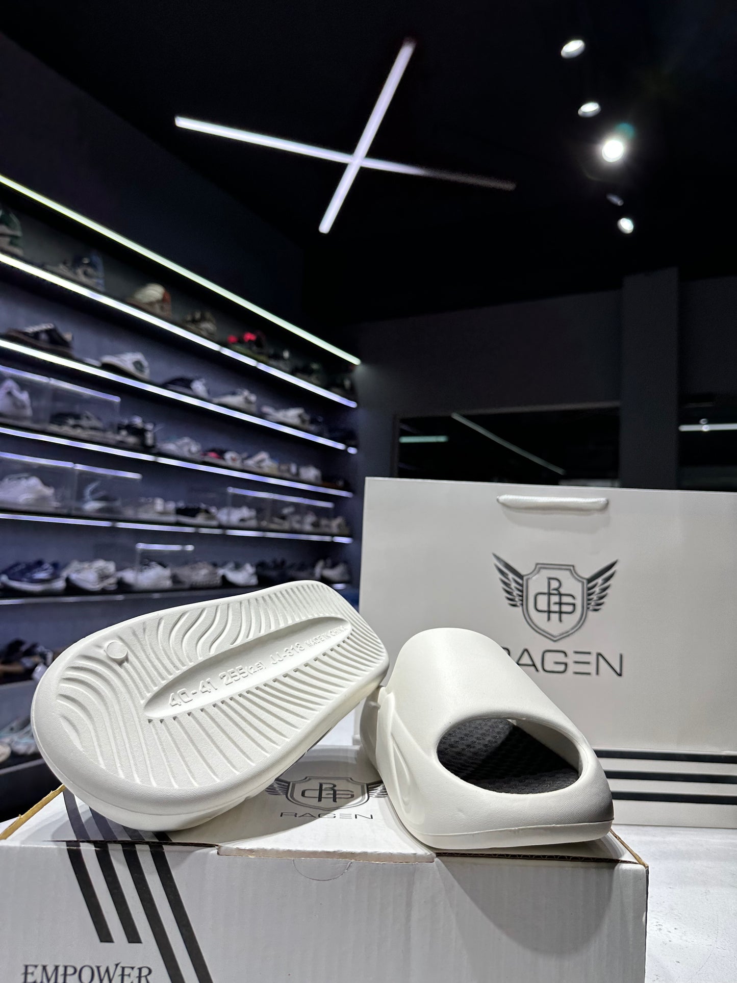 Ragen-slides-Dynamic White