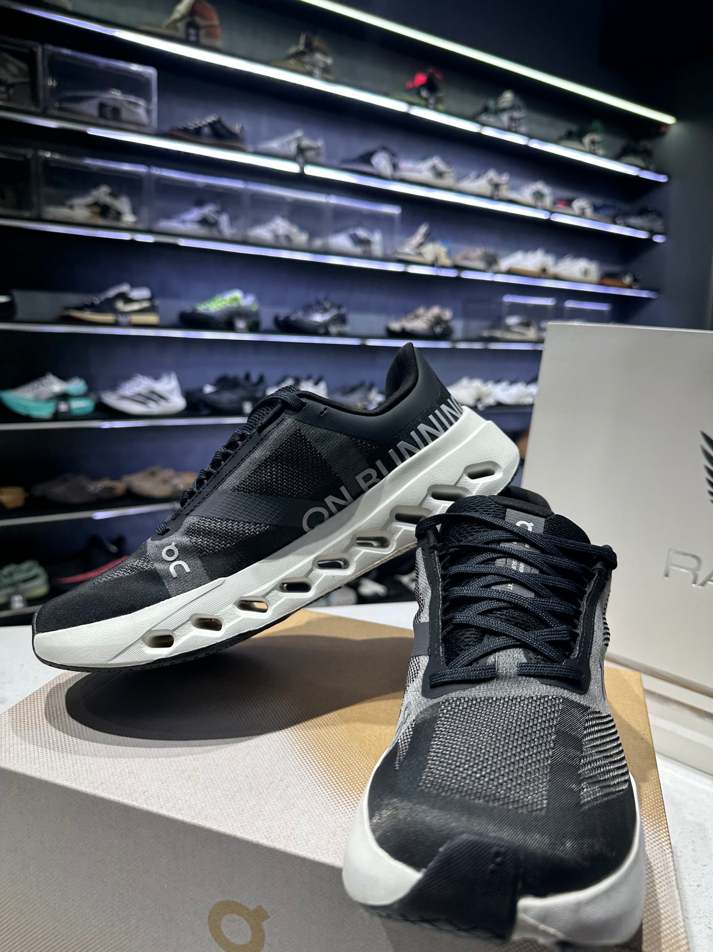 ON CLOUD SURFER NEXT - BLACK WHITE