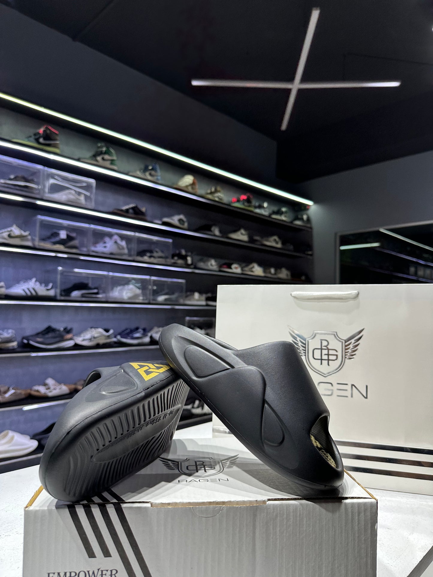 Ragen-Slides-Dynamic Black