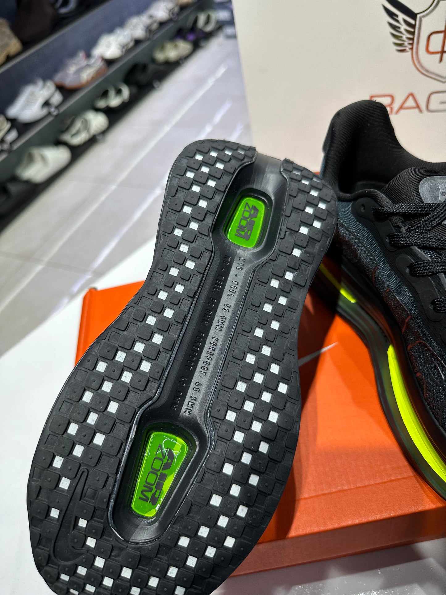 Vomero Premium Black Bolt