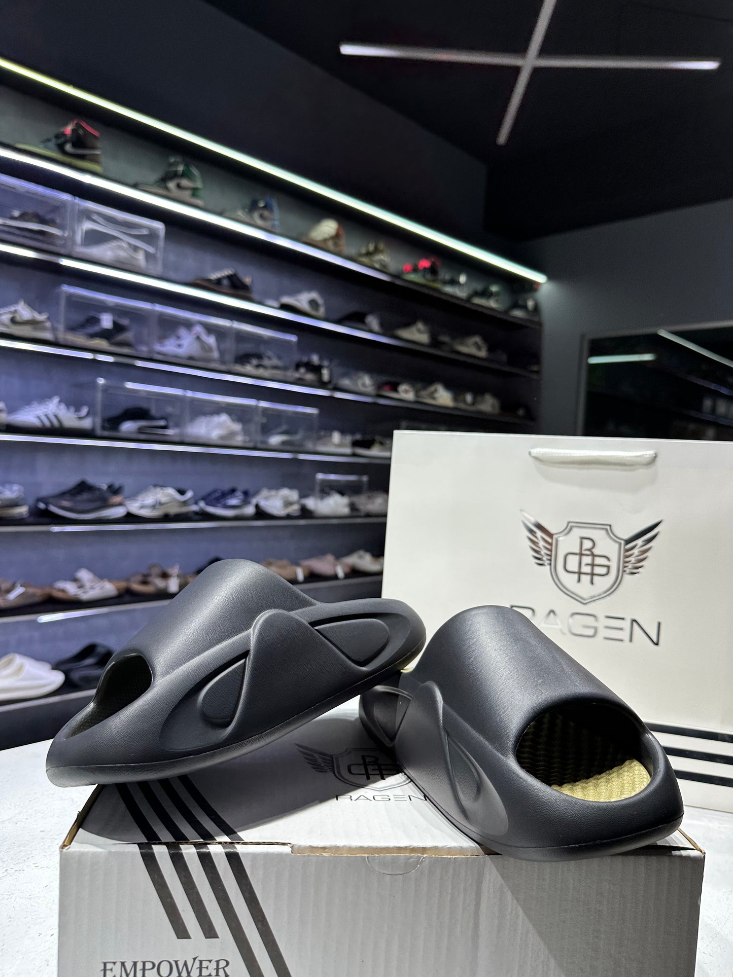 Ragen-Slides-Dynamic Black