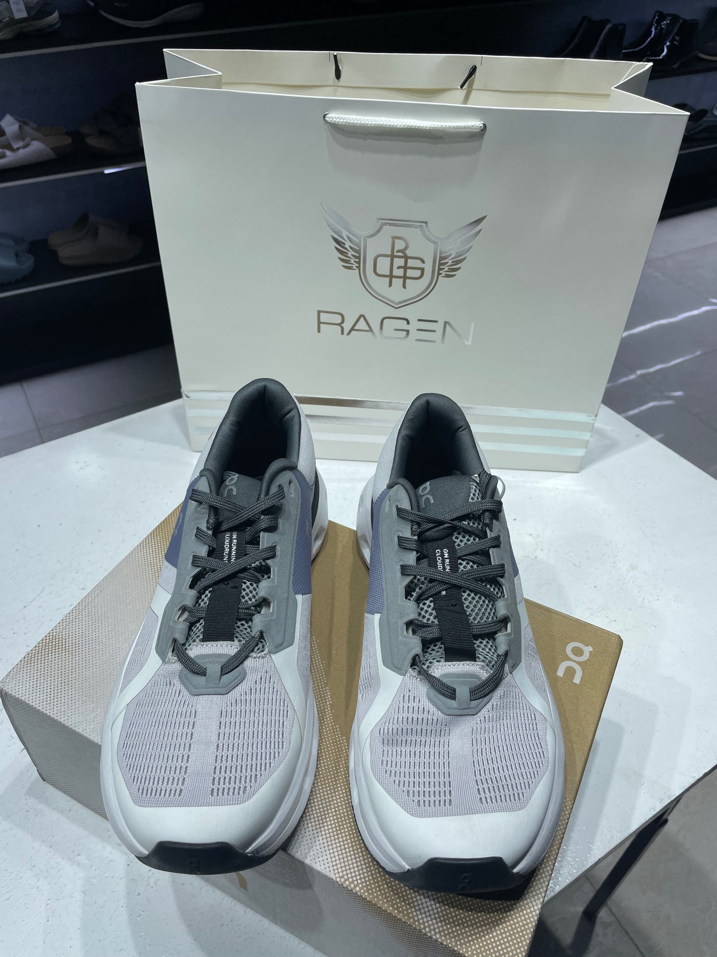 On Cloudrunner 2 Grey