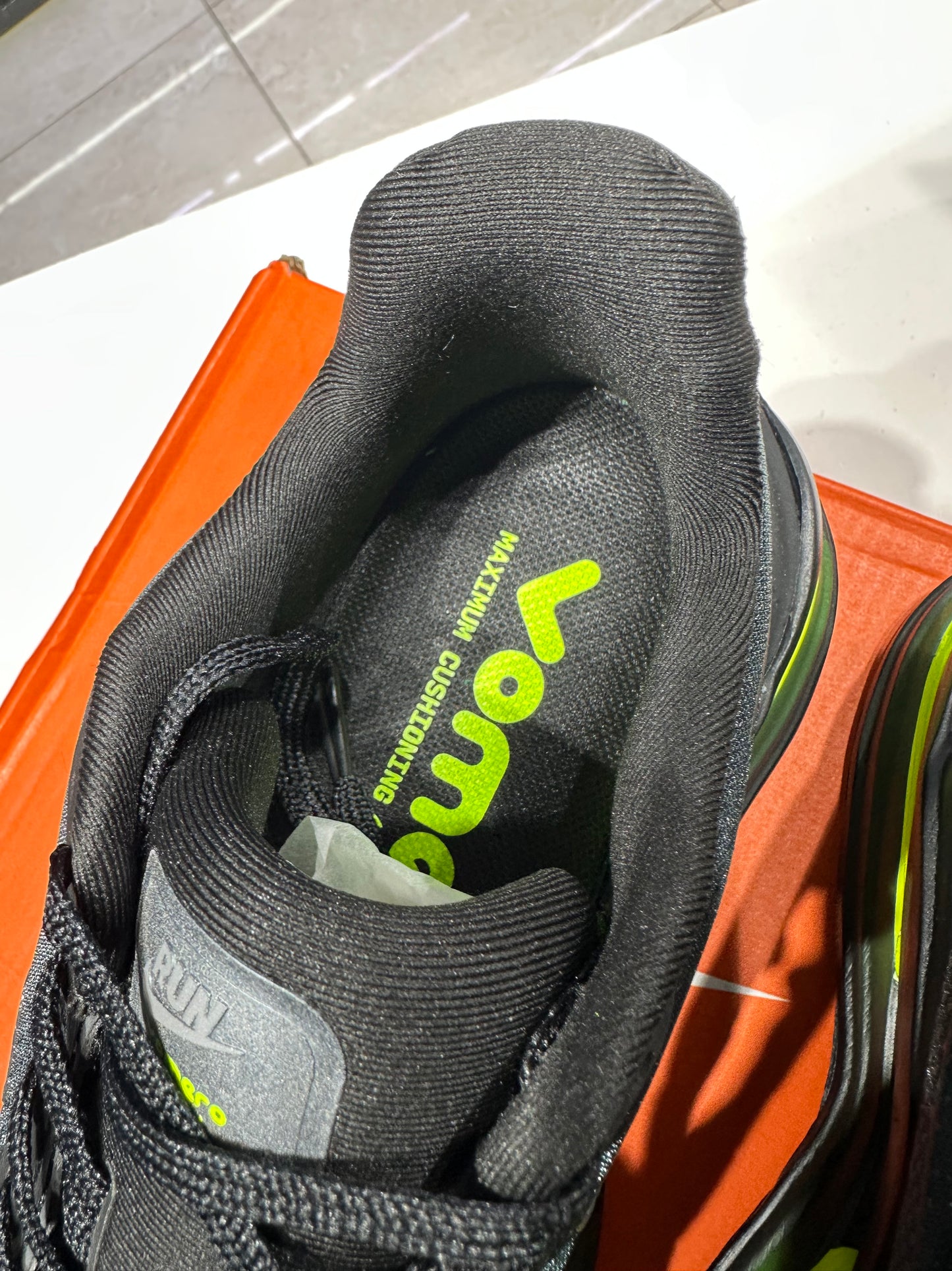 Vomero Premium Black Bolt