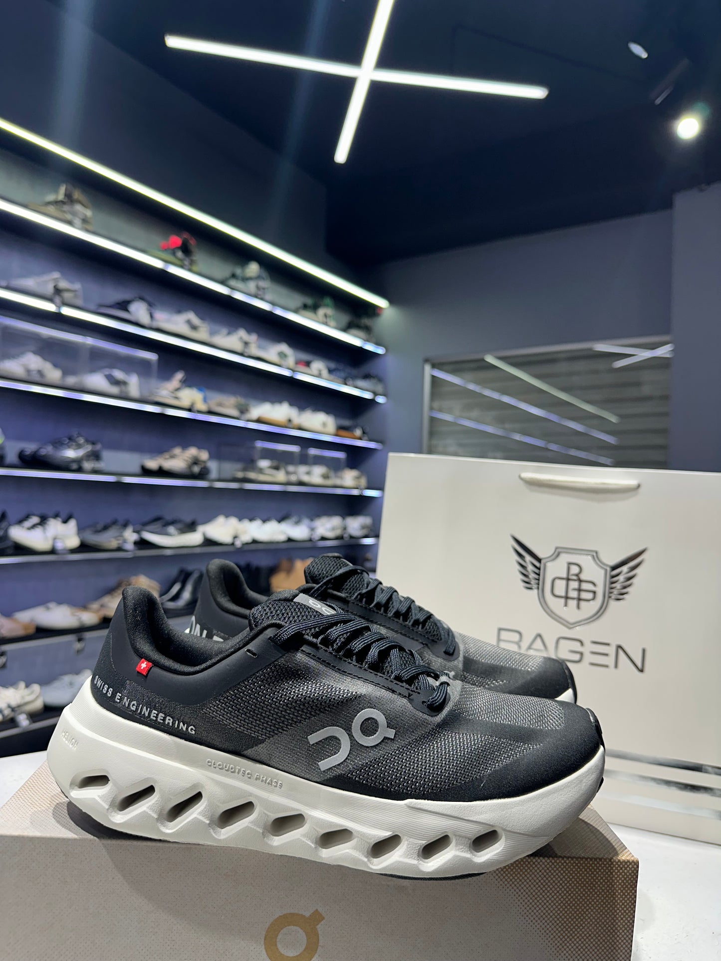 ON CLOUD SURFER NEXT - BLACK WHITE