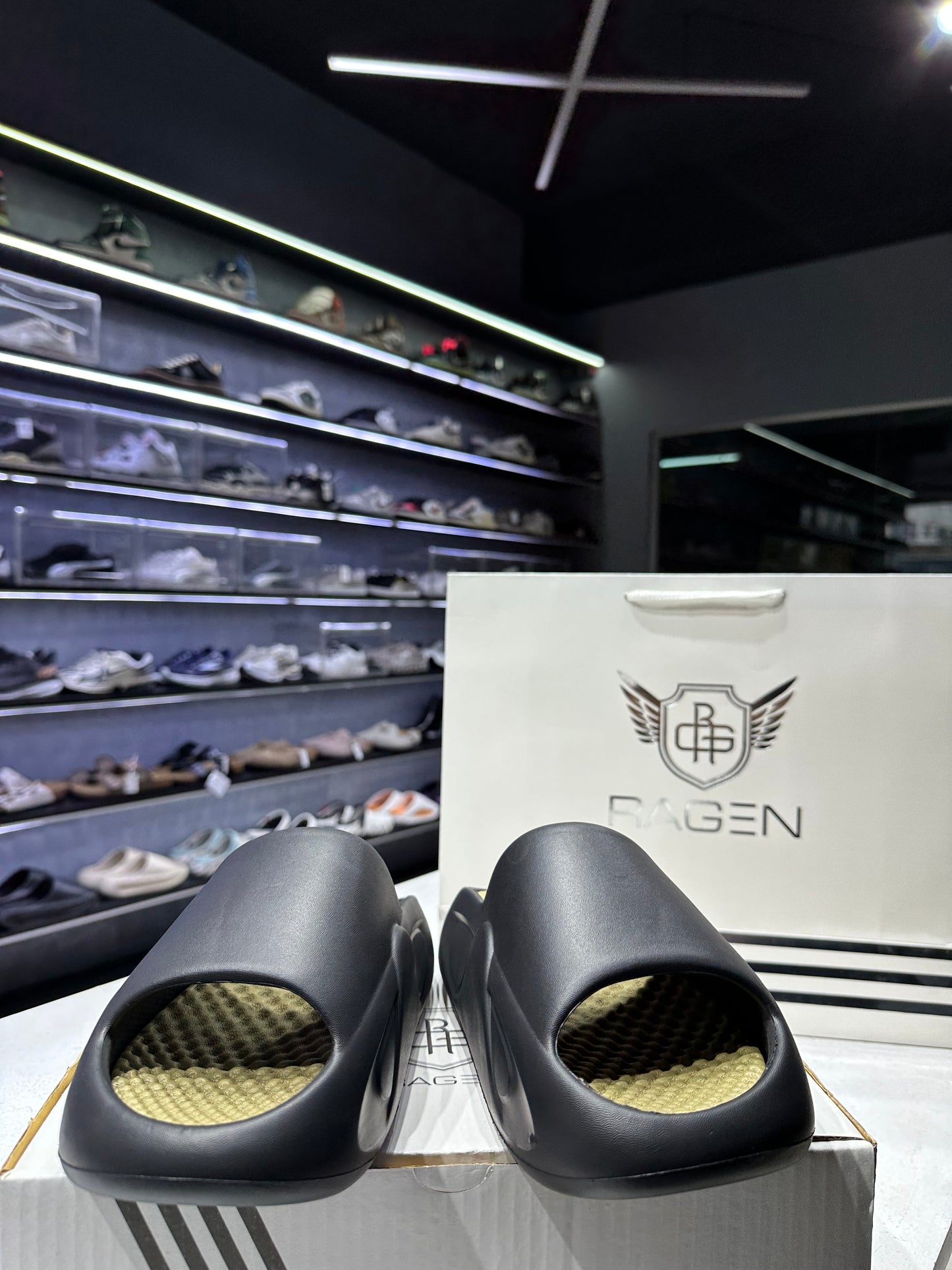 Ragen-Slides-Dynamic Black