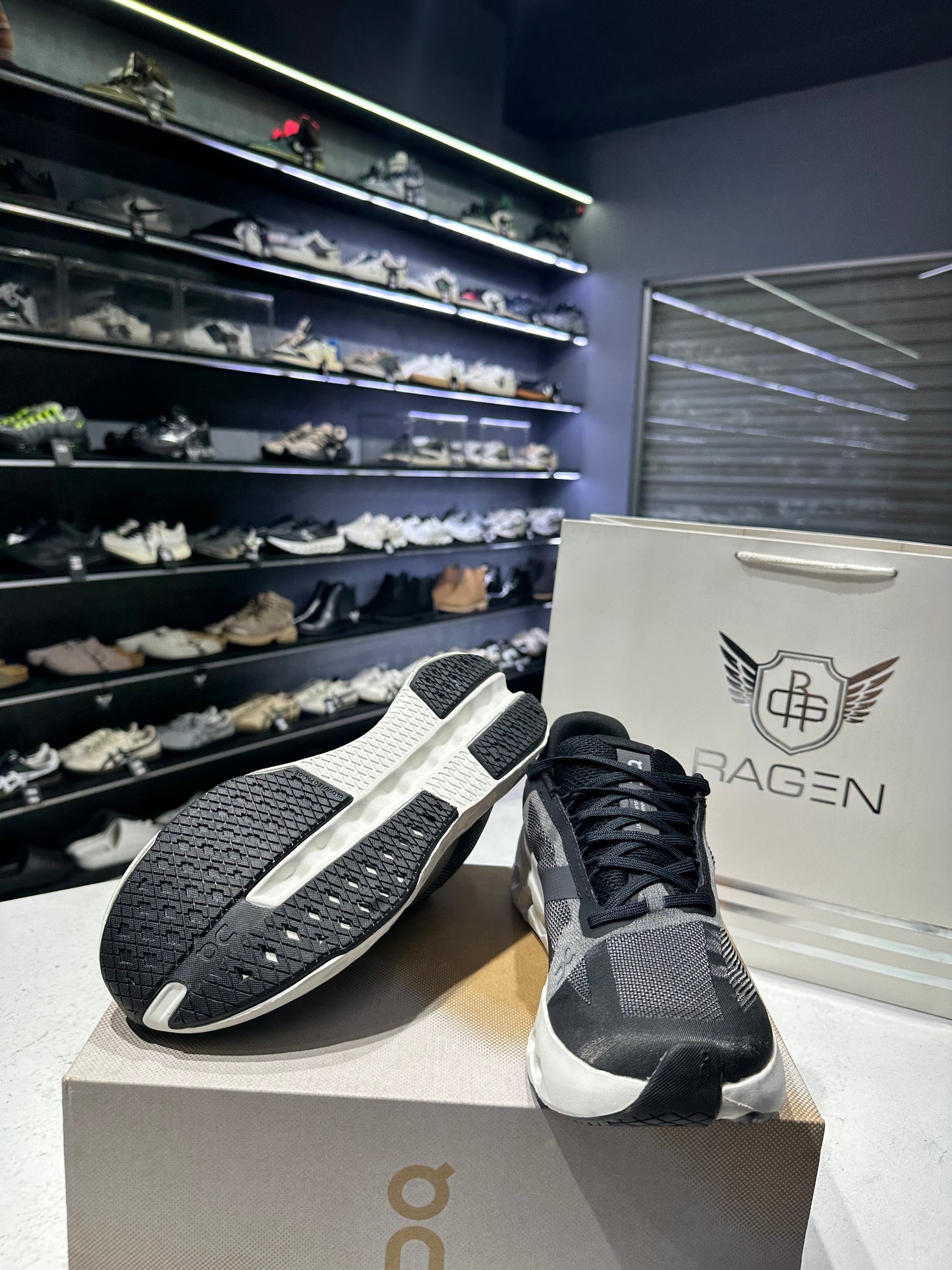 ON CLOUD SURFER NEXT - BLACK WHITE