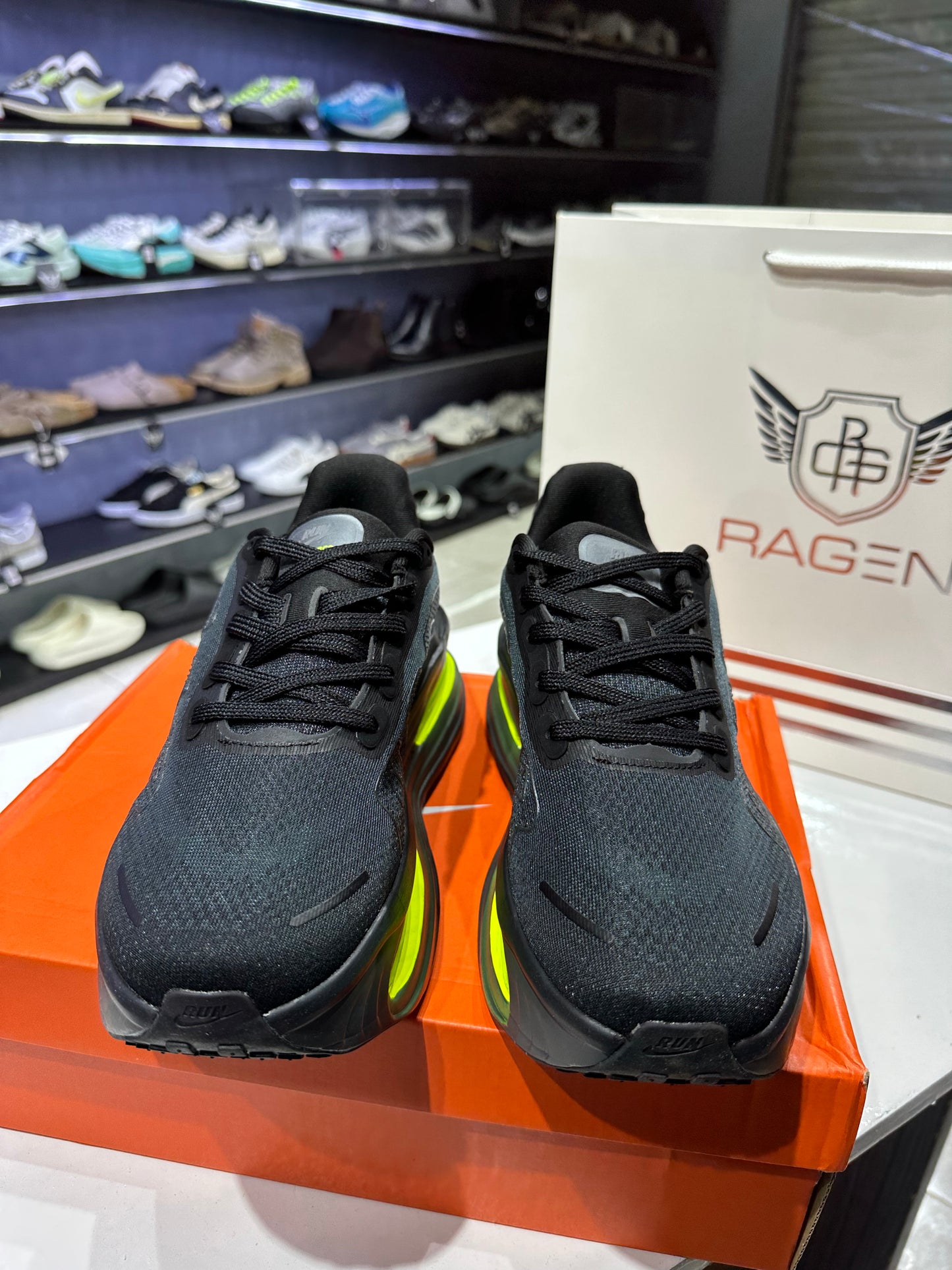 Vomero Premium Black Bolt