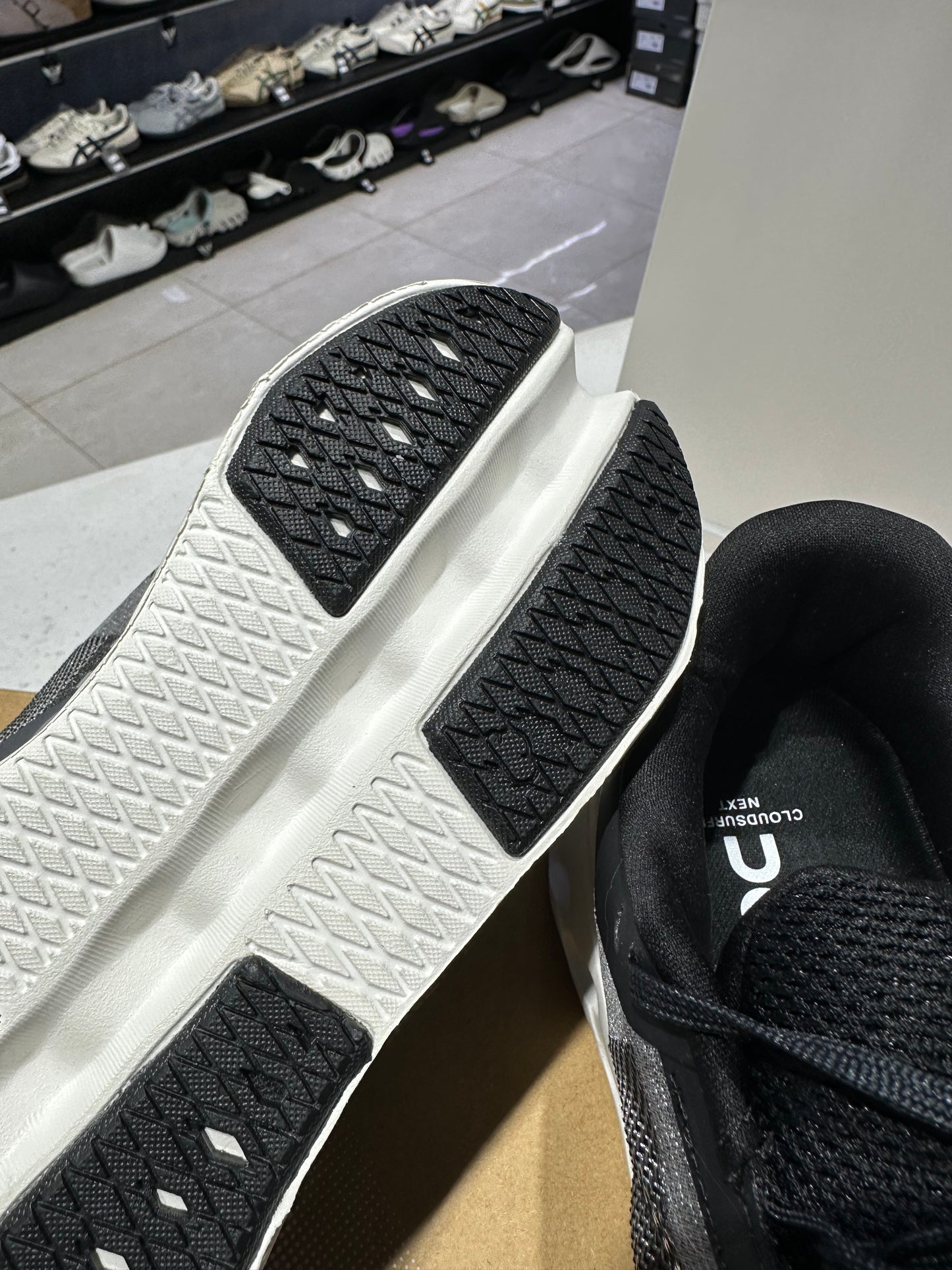 ON CLOUD SURFER NEXT - BLACK WHITE