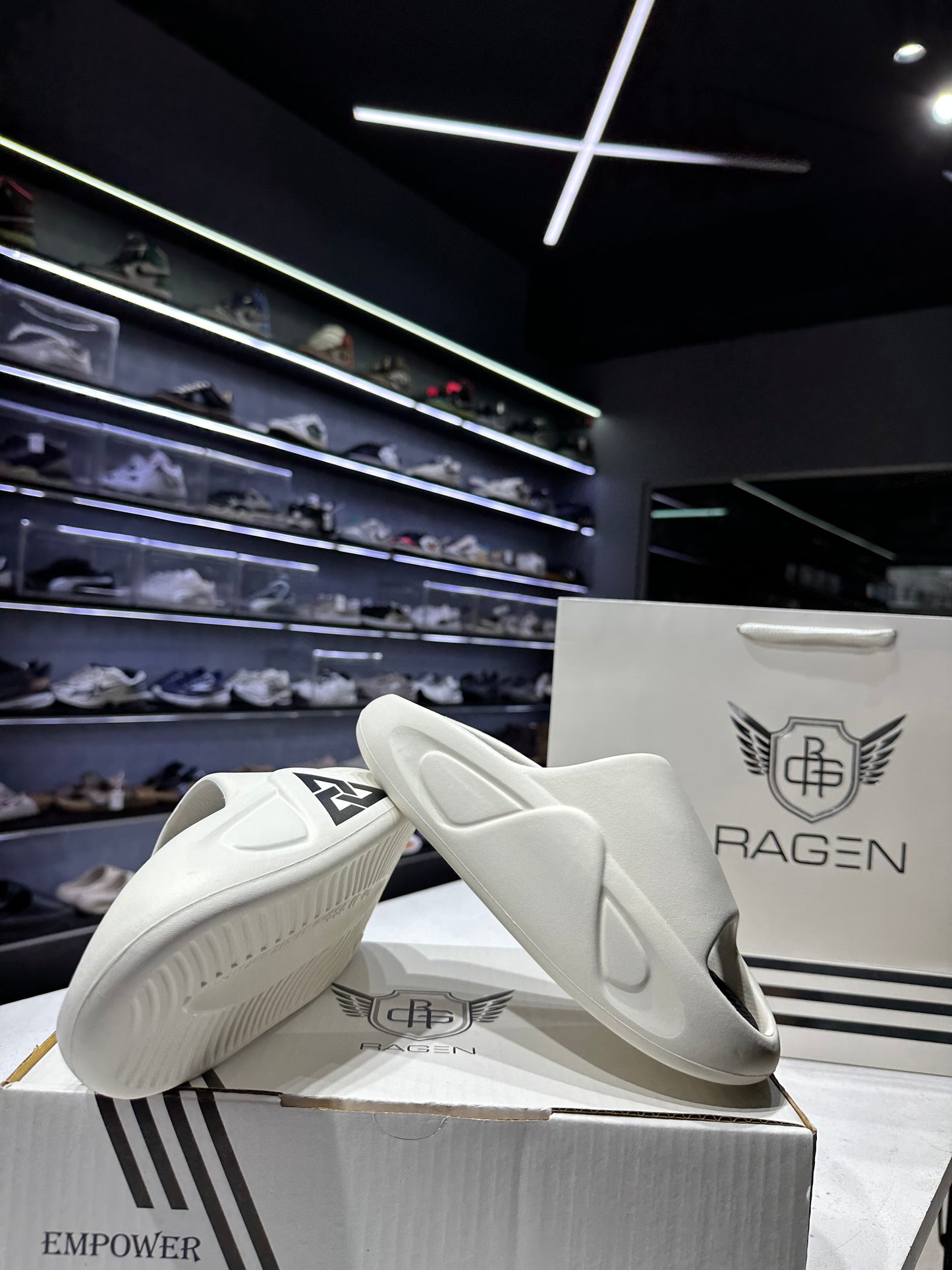 Ragen-slides-Dynamic White