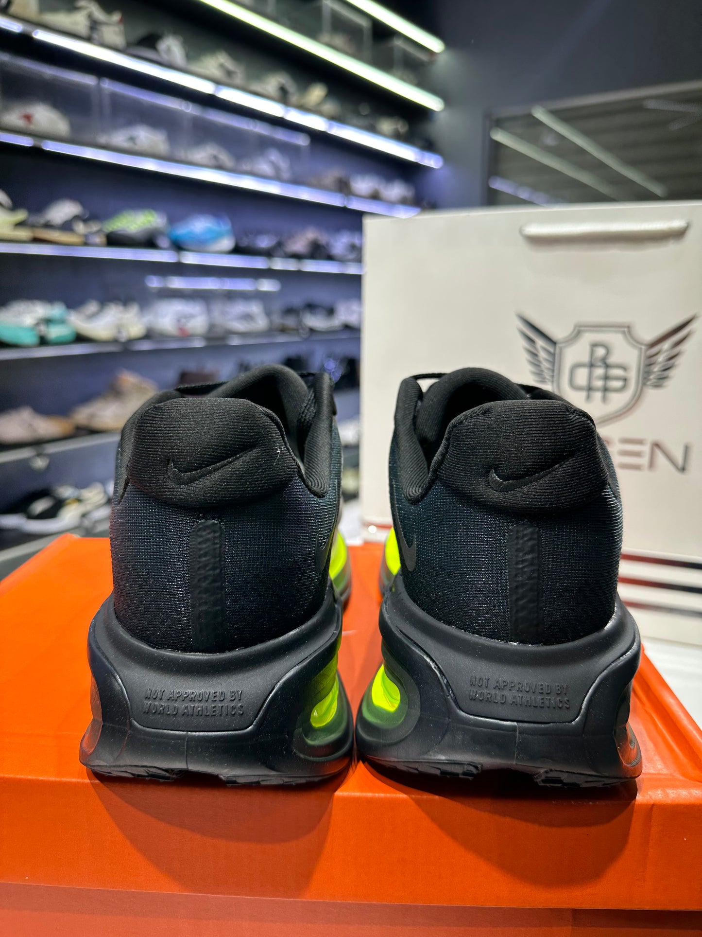 Vomero Premium Black Bolt