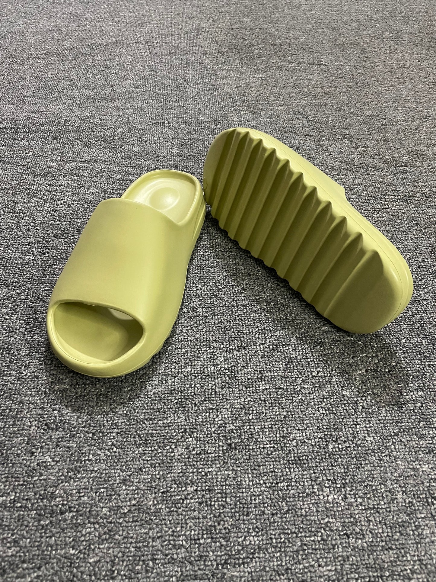 yezzy slides Olive