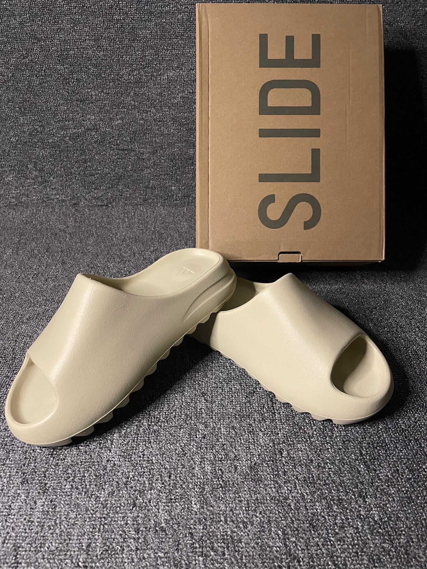 yeezy slides Beige