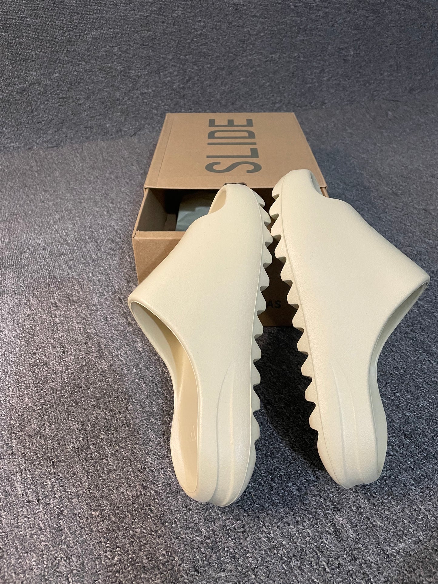 yeezy slides Beige