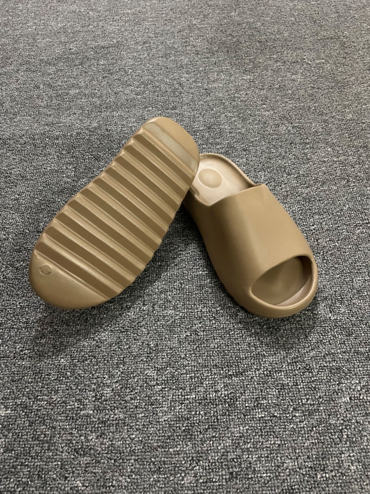 Yeezy slides Earth Brown