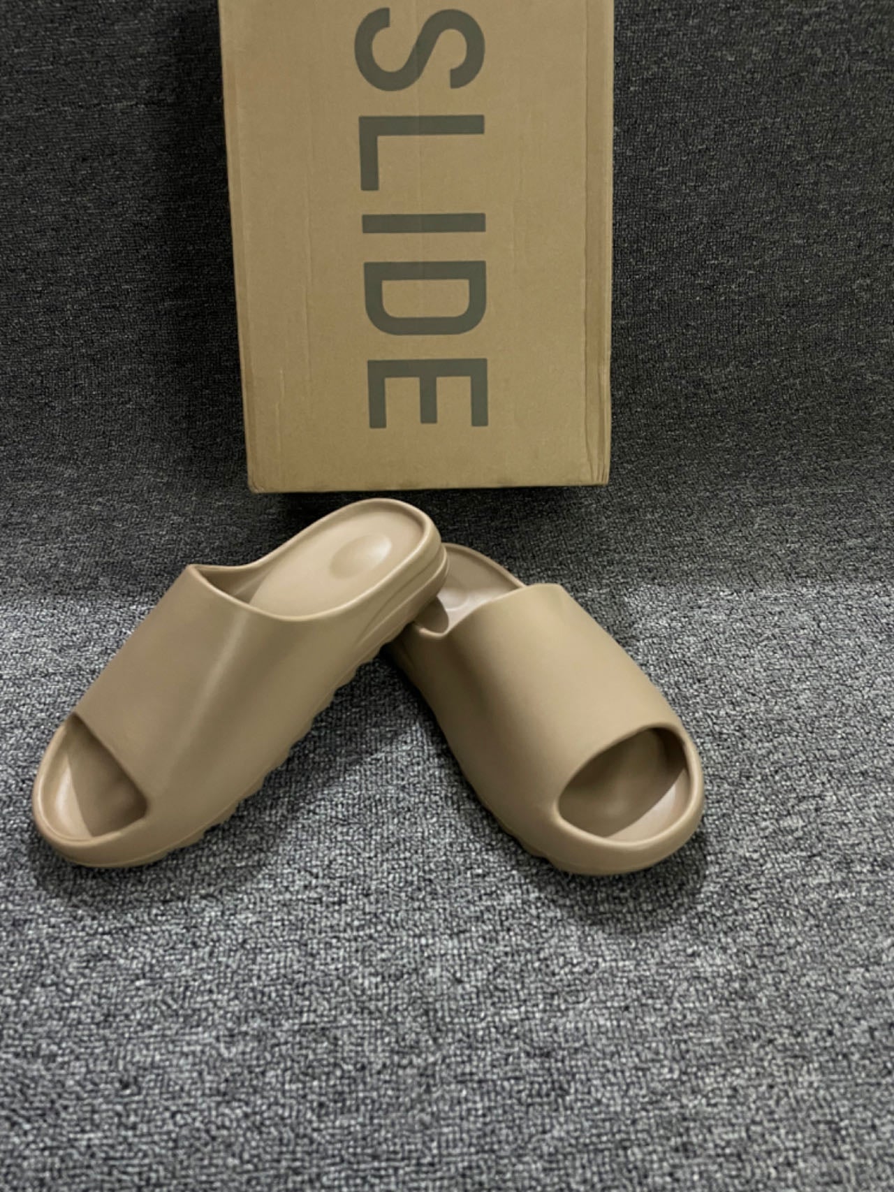 Yeezy slides Earth Brown