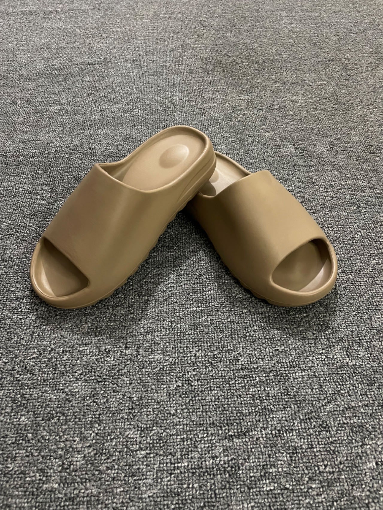 Yeezy slides Earth Brown