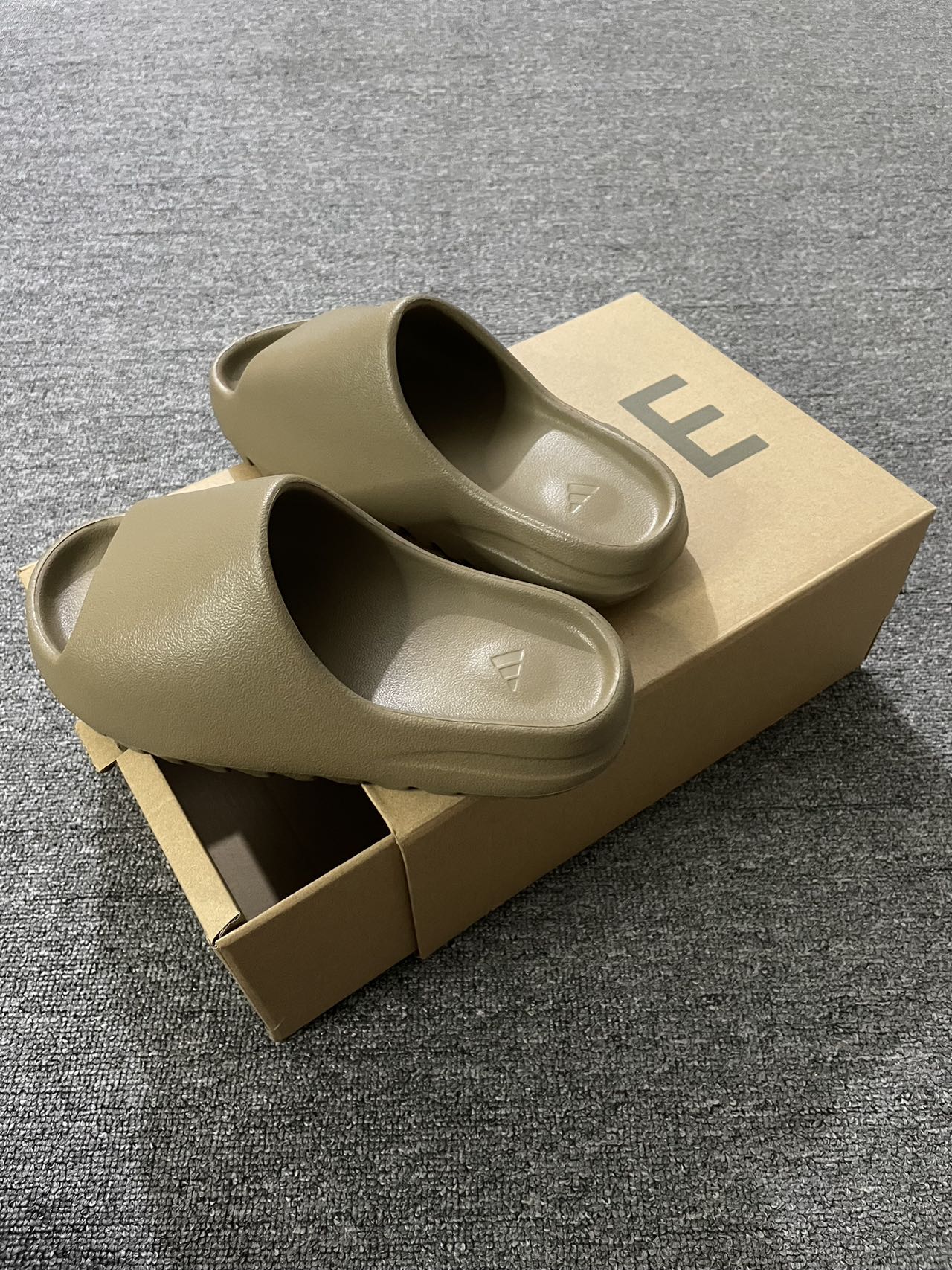 Yeezy slide Earth Brown