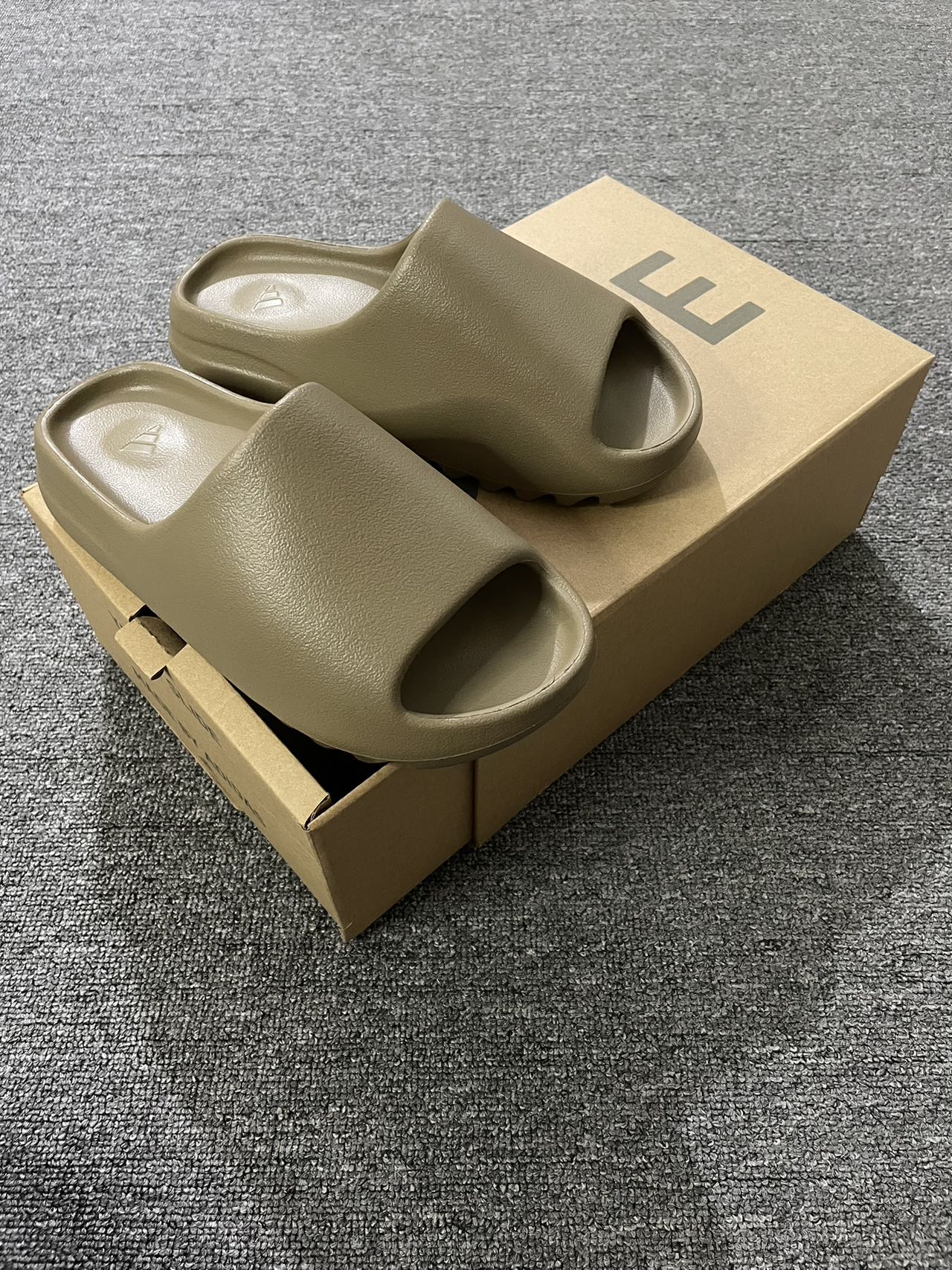 Yeezy slide Earth Brown