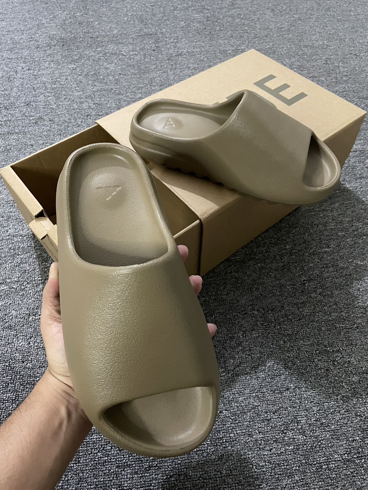 Yeezy slide Earth Brown